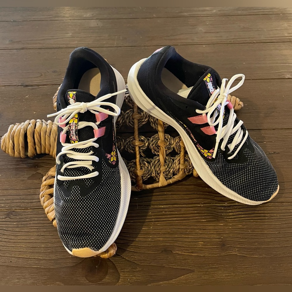 Mike Womens Black Running Shoes w/ Floral Swoosh Size 9.5